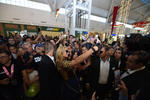 Paris Hilton tomándose fotografías con los asistentes a su llegada en Galerías.