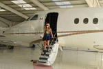 La también empresaria, cantante y DJ arribó en punto de las 16:00 horas a un hangar privado de la región.
