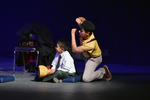 Con movimientos, sonidos y la participación de algunos niños del público, Ricardo Violante ambientó el Teatro Isauro Martínez.