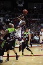 Un gran duelo de baloncesto protagonizaron los Linces de Santiago y Águilas UNES en el Auditorio del Pueblo.