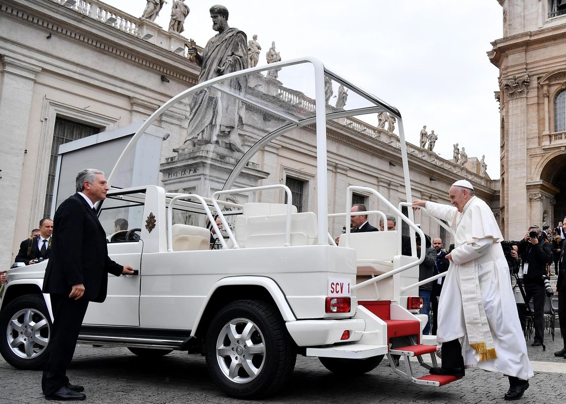 Папамобиле. Папамобиль папы Римского. Папамобиль УАЗ Патриот. Папа Римский на УАЗ Патриот. Папа Франциск на машине.