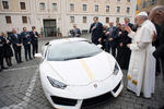Responsables de Lamborghini entregaron el elegante auto, de color blanco y con detalles en oro amarillo, al pontífice argentino delante de su residencia en el Vaticano.