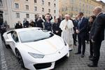 Responsables de Lamborghini entregaron el elegante auto, de color blanco y con detalles en oro amarillo, al pontífice argentino delante de su residencia en el Vaticano.