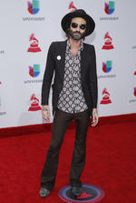 El cantautor español Leiva llega para los XVIII Premios Grammy Latinos.
