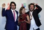 Carlos Dussan (i), Juliana Jaramilo y Claudio Roncoli (d) posan con su premio por "Mejor paquete de grabación".