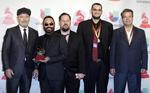 Rubén Blades (i), Roberto Delgado (2-i) y la Orquesta posan con su premio por "Mejor álbum de salsa".