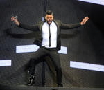 A las 20:33 horas, Ricky Martin apareció en el escenario instalado frente a la Catedral.
