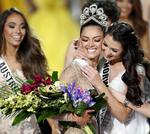 Miss Sudáfrica Demi-Leigh Nel-Peters fue coronada Miss Universo 2017 en una noche en la que las representantes de Colombia y Venezuela fueron fuertes contendientes para llevarse el título de la mujer más bella del planeta.
