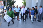 Familiares de pacientes del Hospital del ISSSTE de Torreón se manifestaron por la tarde de hoy lunes.
