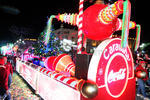 Los duranguenses fueron testigos de la Caravana Coca Cola que llegó envuelta en la alegría de la Navidad.
