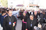 Caminó junto al obispo emérito, y el Nuncio Apostólico, Franco Coppola.