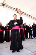 El nuevo obispo saludó a los niños laguneros.