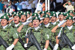 Elementos del Ejército Nacional entonando el Himno.