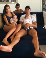Christiano Ronaldo con sus hijos.