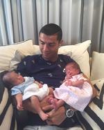Cristiano Ronaldo cargando a sus bebés.