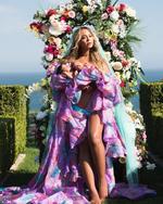 Beyoncé cargando a sus gemelos recién nacidos.