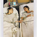 Selena Gomez junto a Francia Raisa, revelando que se sometió a un trasplante de riñón.