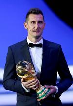 Miroslav Klose fue el encargado de llevar al escenario la tan ansiada Copa del Mundo, misma que ganó con Alemania en Brasil 2014, su última participación.
