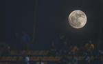 La mejor postal de la noche fue la luna expectante al partido de semifinales en el "Volcán".