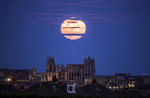 La súper luna sobre la Abadía de Whitby.