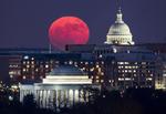 La luna lució así desde el capitolio en Washington.