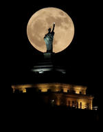 Vista de la Estatua de la Libertad en Nueva York de frente a la súper luna.