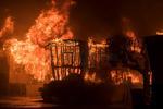 Mansiones y hogares modestos por igual estaban en llamas el martes en el sur de California.