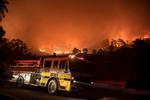Mansiones y hogares modestos por igual estaban en llamas el martes en el sur de California.