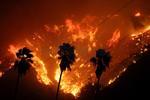 El humo oscureció el cielo del condado Ventura, ubicado a poco más de 90 kilómetros al noroeste de Los Ángeles.