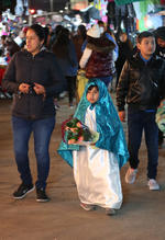 Grandes y chicos peregrinan hasta el altar de la Virgen Morena.