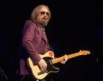 02 de octubre. Tom Petty | Músico, cantante y productor conocido por su banda “Tom Petty and the Heartbreakers” sufrió un infarto cardíaco en su casa de Malibú, y murió en el hospital de Santa Mónica rodeado de su familia y amigos.