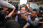 15 de abril. Arresto | Detienen al exgobernador de Veracruz, Javier Duarte de Ochoa, en Panajachel, Departamento de Sololá, Guatemala.