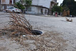 En avenida Delicias y Donato Guerra de la colonia Luis Echeverría no se observa tapa en la alcantarilla de drenaje. Vecinos del lugar colocaron unas ramas secas a manera de señalamiento.