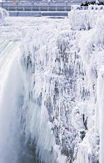 Usualmente para la temporada invernal, las Cataratas del Niágara suelen cubrirse en su totalidad con diversas capas de hielo y nieve, sin que estas afecten su flujo de agua.
