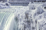 Las Cataratas del Niágara, ubicadas en la frontera entre Canadá y Estados Unidos, amanecieron congeladas este jueves.