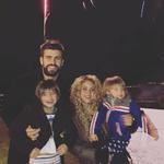 Shakira y Piqué con sus hijos.