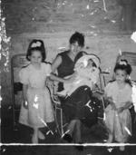 Sra. María Luisa de Rivera y sus hijos, Yorgan y Sandra, y su sobrina,
Araceli, en 1980.