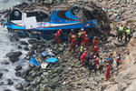 Los rescatistas han recuperado "48 (cadáveres) hasta el momento" y trabajan para poder liberar a otro número de supuestas víctimas de los restos del autobús, que viajaba con 57 pasajeros.