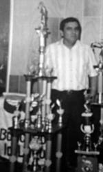 14012018 Claudio Arreola Salazar (f) en 1990 recibiendo trofeo de campeÃ³n de la Liga Bancaria de Softbol.