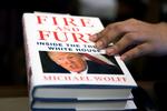 05 enero.- El presidente intenta frenar la publicación del libro Fuego y Furia: dentro de la Casa Blanca, del periodista Michael Wolff, muy crítico con su estilo de gobernar.