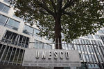 12 octubre.- Anuncia la salida de su país de la Unesco, a la que califica de hostil a Israel.