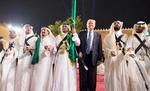 20 mayo.- Trump comienza en Arabia Saudí su primera gira internacional, que le llevó por Israel, Palestina y el Vaticano. El periplo acabó con su presencia en la cumbre de la OTAN en Bruselas y la reunión del G7 en Taormina (Italia).