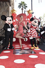 También estuvo acompañada por Mickey Mouse, cuya estrella lleva más de cuatro décadas.