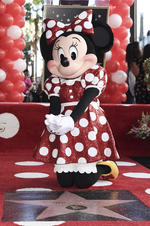 También estuvo acompañada por Mickey Mouse, cuya estrella lleva más de cuatro décadas.