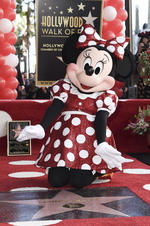 Minnie Mouse develó su estrella en el Paseo de la Fama de Hollywood.