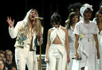 Kesha, Camila Cabello y Cyndi Lauper interpretaron un tema para alzar la voz contra el acoso.