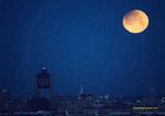 Superluna azul, en lo alto del cielo de la ciudad de Boston, Estados Unidos.