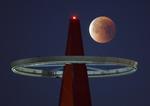 Vista de la luna llena sobre el estadio Angel de Anaheim, California (Estados Unidos)