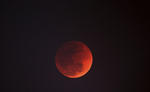 Este fenómeno también llamado Luna de sangre, su color rojo se da por la filtración de luz azul y verde de los rayos solares.