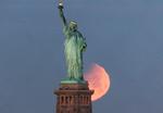 Así se vio el fenómeno detrás de la Estatua de la Libertad, en la ciudad de Nueva York EU.